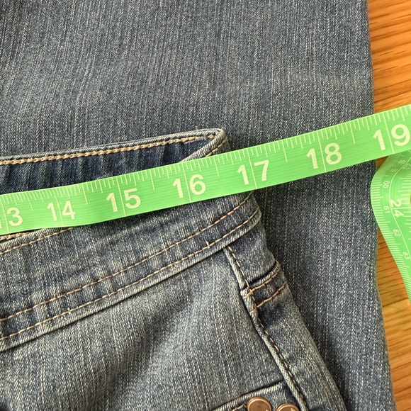 Bandolino Mandie Capri Blue Jeans with Floral Embroidery - Picture 8 of 9